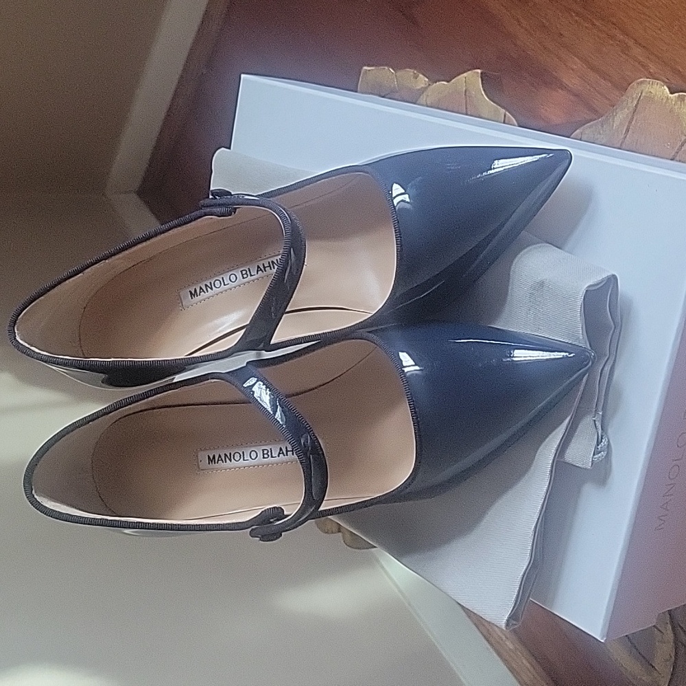 Unworn, Manolo Blahnik Patent Navy Blue Mary Jane Heels Size EU38. - Picture 3 of 10